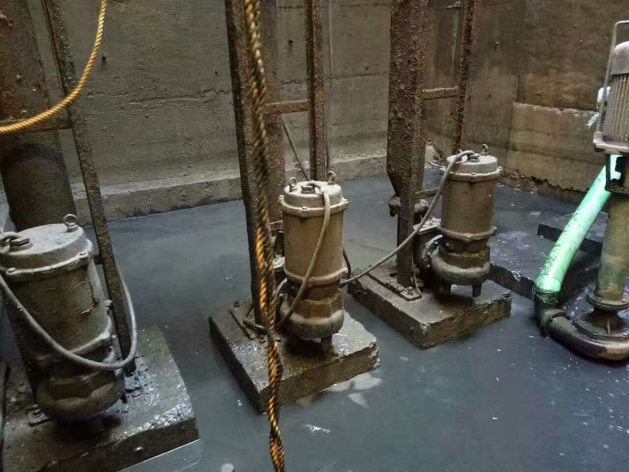 锦江污水池清理