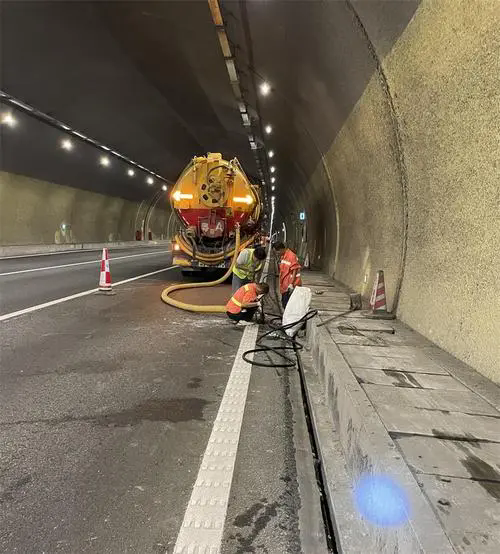 锦江隧道排水渠清淤